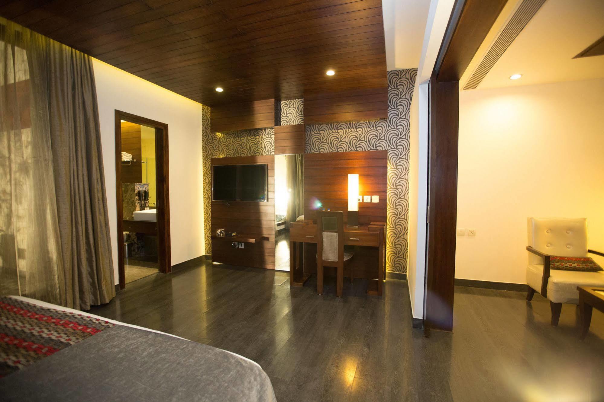Hotel Icon Chandīgarh Екстериор снимка