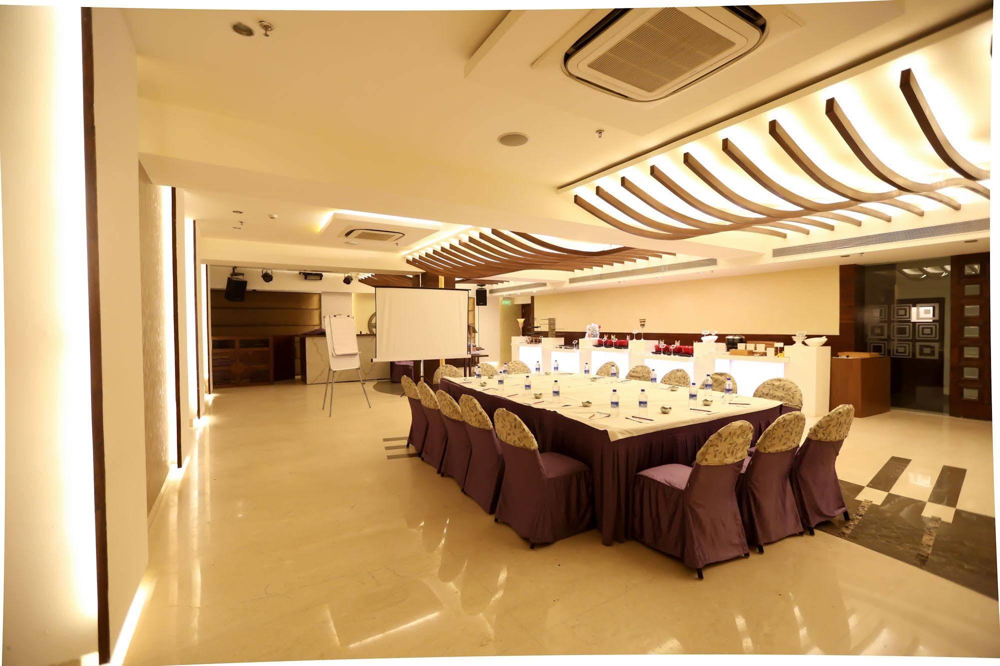 Hotel Icon Chandīgarh Екстериор снимка